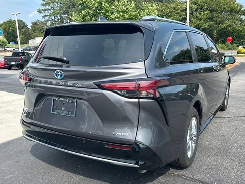 Used 2025 Toyota Sienna Limited FWD image 3