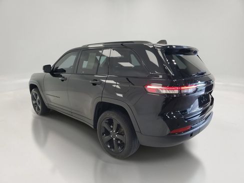 Used 2023 Jeep Grand Cherokee Limited w/ Black Appearance Package AWD/4WD image 5