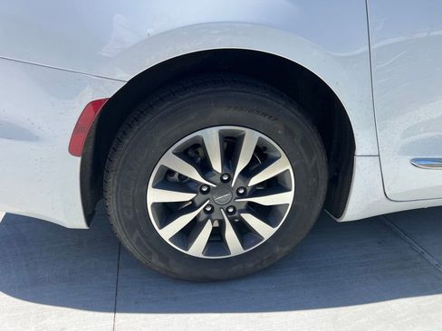 Used 2023 Chrysler Pacifica Limited image 8