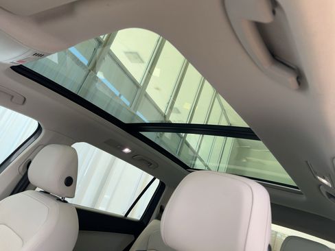 Used 2019 Volkswagen Tiguan SEL Premium image 16