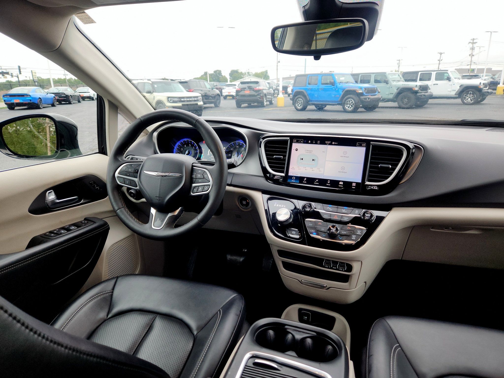 Used 2024 Chrysler Pacifica Touring-L FWD image 2