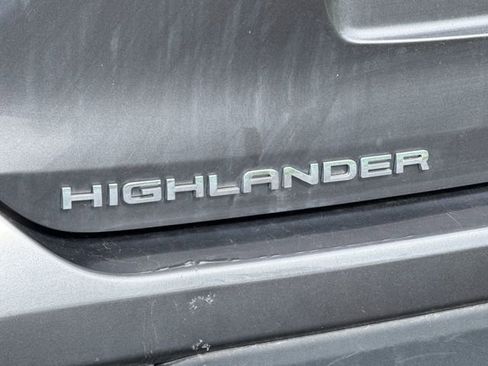 Used 2022 Toyota Highlander LE AWD/4WD image 17