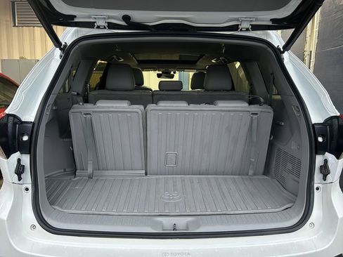 Used 2018 Toyota Highlander AWD V6 image 24