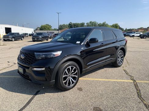 Used 2022 Ford Explorer ST-Line w/ Class IV Trailer Tow Package image 4