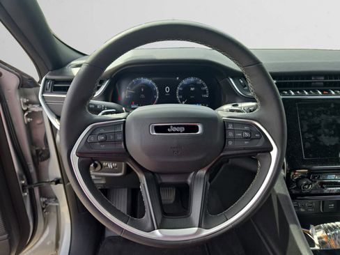 Used 2025 Jeep Grand Cherokee Altitude image 10