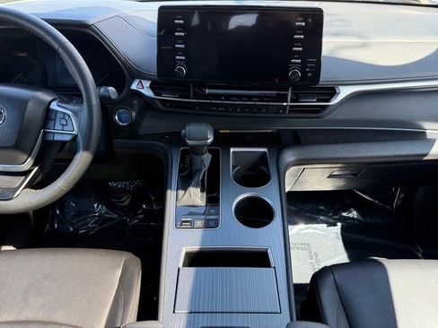 Used 2024 Toyota Sienna XLE Woodland Edition image 24