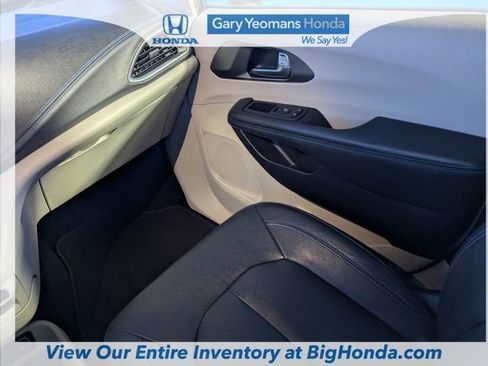 Used 2021 Chrysler Pacifica Touring-L image 15