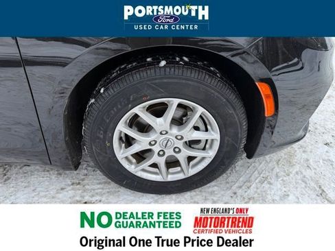 Used 2024 Chrysler Pacifica Touring-L image 31