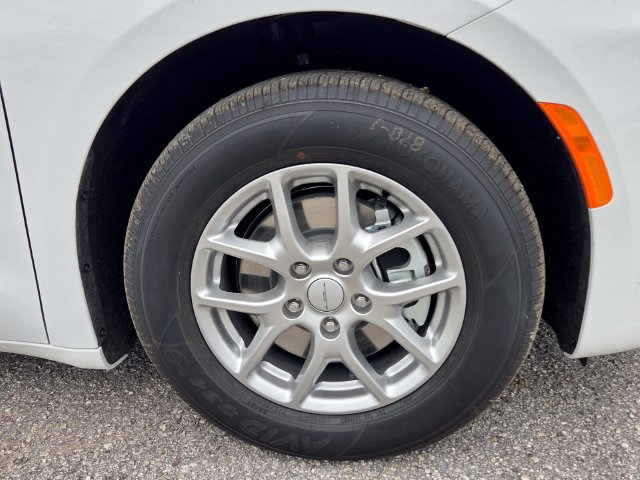 New 2027 Chrysler Pacifica Select FWD image 10