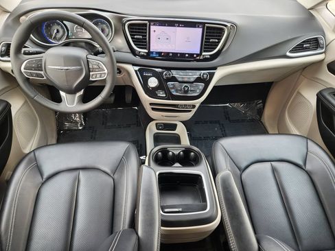 Used 2024 Chrysler Pacifica Touring-L FWD image 5