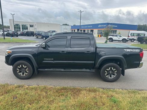 Used 2018 Toyota Tacoma TRD Off-Road AWD/4WD image 7