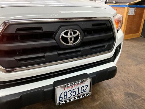 Used 2017 Toyota Tacoma SR5 w/ Tow Package RWD image 32