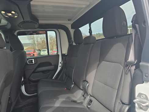 Used 2023 Jeep Gladiator Overland w/ Cold Weather Group image 15