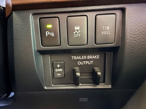 Used 2019 Toyota Tundra Limited w/ Limited Premium Package AWD/4WD image 23