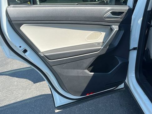 Used 2020 Volkswagen Tiguan SE w/ Panoramic Sunroof Package AWD/4WD image 18