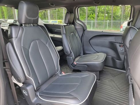 Certified 2023 Chrysler Pacifica Limited w/ S Appearance Package AWD/4WD image 24
