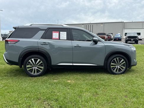 Used 2022 Nissan Pathfinder Platinum w/ Cargo Package FWD image 9