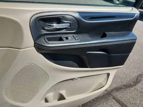 Used 2019 Dodge Grand Caravan SXT FWD image 14