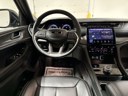 Used 2025 Jeep Grand Cherokee Limited image 20