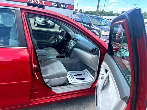 Used 2011 Toyota Camry LE image 10