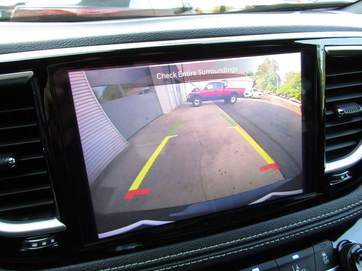 Used 2025 Chrysler Pacifica Limited FWD image 13