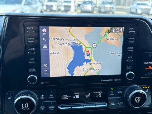 Used 2022 Toyota Highlander XLE AWD/4WD image 27