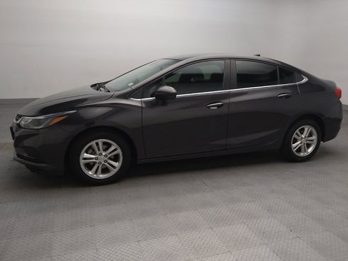 Used 2017 Chevrolet Cruze LT w/ Convenience Package FWD image 2