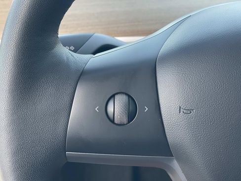 Used 2021 Tesla Model Y Long Range image 8