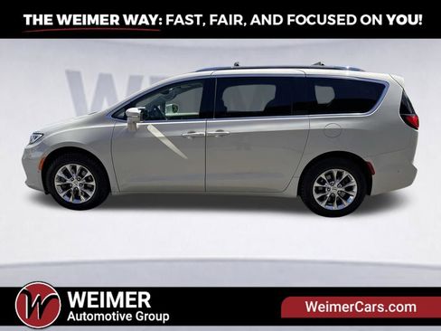 Used 2021 Chrysler Pacifica Touring-L w/ Uconnect Theater Family Group AWD/4WD image 4