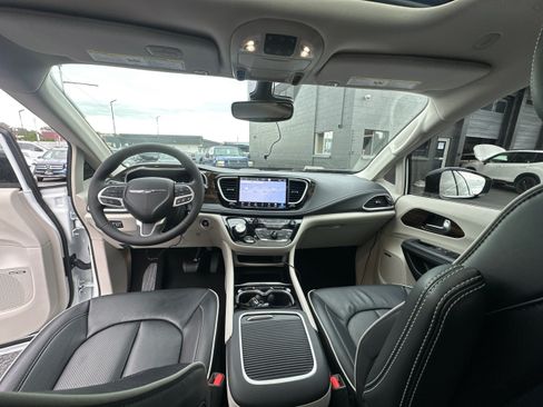 Used 2023 Chrysler Pacifica Limited w/ Uconnect Theater Family Group FWD image 32