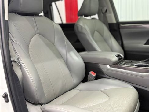 Used 2022 Toyota Highlander Limited FWD image 17