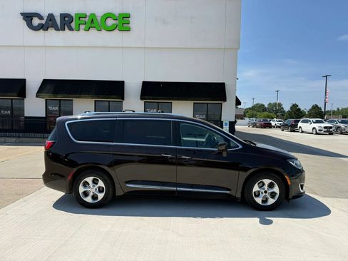 Used 2017 Chrysler Pacifica Touring-L Plus FWD image 16