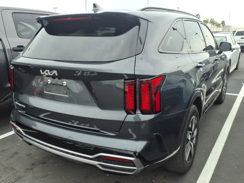 Used 2023 Kia Sorento S image 3