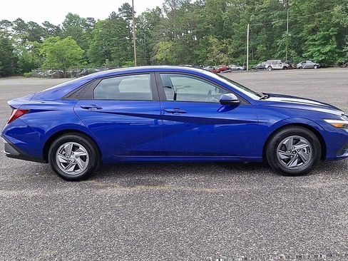 Used 2025 Hyundai Elantra SE FWD image 9