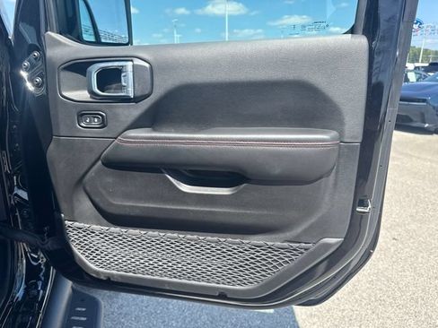 Used 2025 Jeep Gladiator Rubicon w/ Convenience Group AWD/4WD image 29