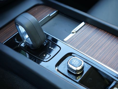 Used 2022 Volvo XC60 B5 Momentum image 28