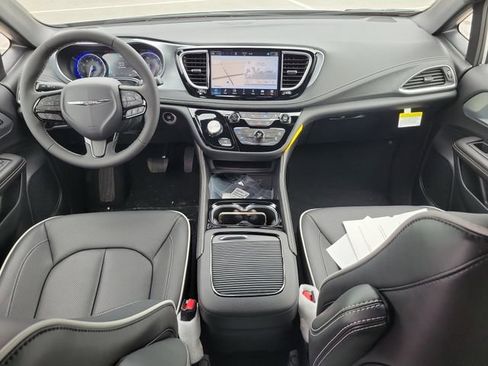 New 2026 Chrysler Pacifica Limited image 14