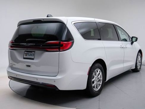 Used 2024 Chrysler Pacifica Touring-L image 7