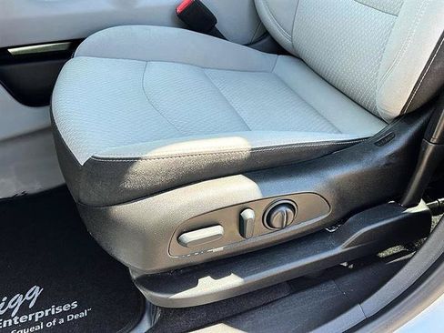 Used 2022 GMC Terrain SLE w/ Driver Convenience Package FWD image 17