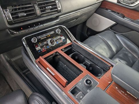 Used 2023 Lincoln Navigator Reserve image 19