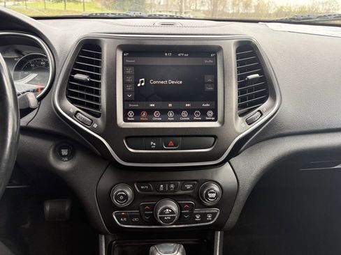Used 2019 Jeep Cherokee Trailhawk w/ Cold Weather Group AWD/4WD image 23