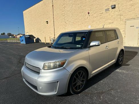 Used 2010 Scion xB FWD image 1