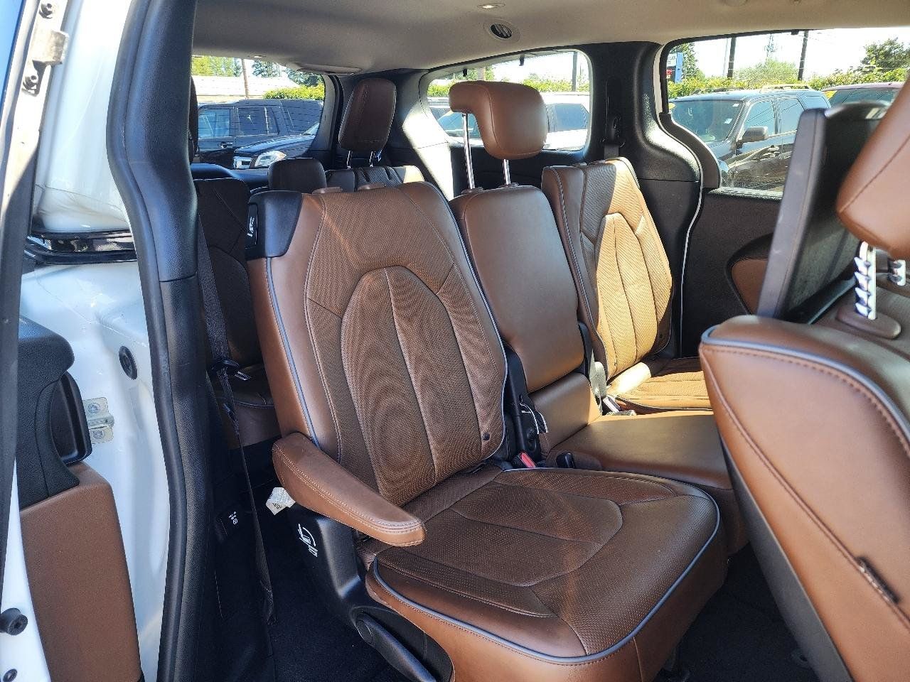 Used 2018 Chrysler Pacifica Limited w/ Advanced Safetytec Group FWD image 31