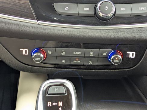 Used 2020 Buick Enclave Essence w/ Sound and Sites Package image 18