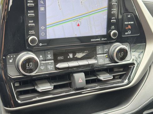Used 2021 Toyota Highlander XLE AWD/4WD image 12