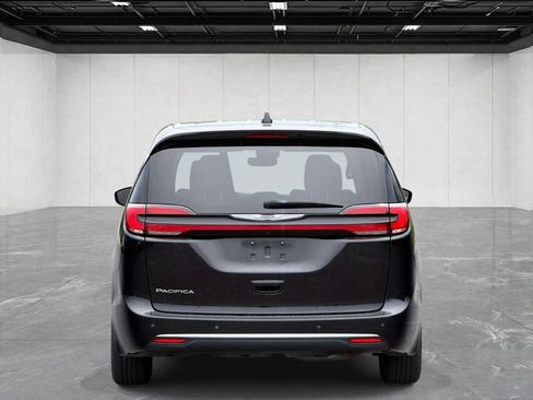 Used 2025 Chrysler Pacifica Select FWD image 6
