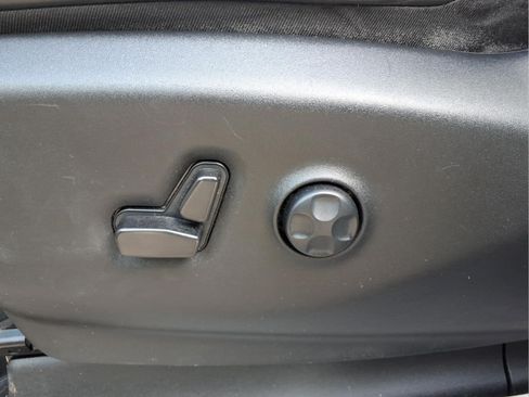 Used 2023 Chrysler Pacifica Touring-L FWD image 27