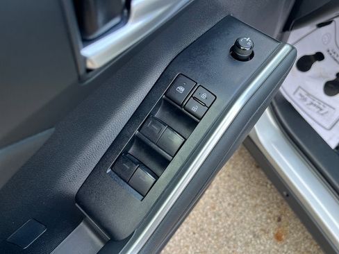 Used 2024 Toyota Highlander XLE image 12