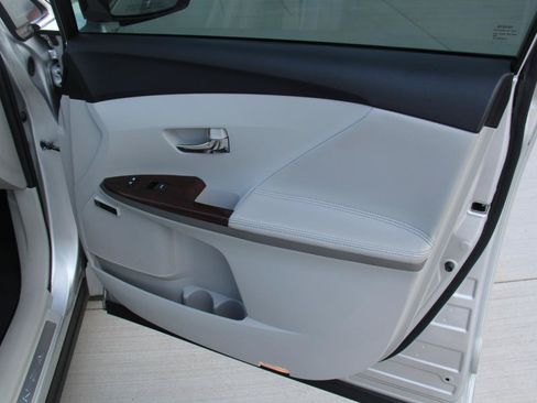 Used 2011 Toyota Venza w/ Premium Pkg #2 FWD image 29