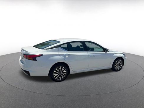 Used 2025 Nissan Altima 2.5 SV FWD image 14